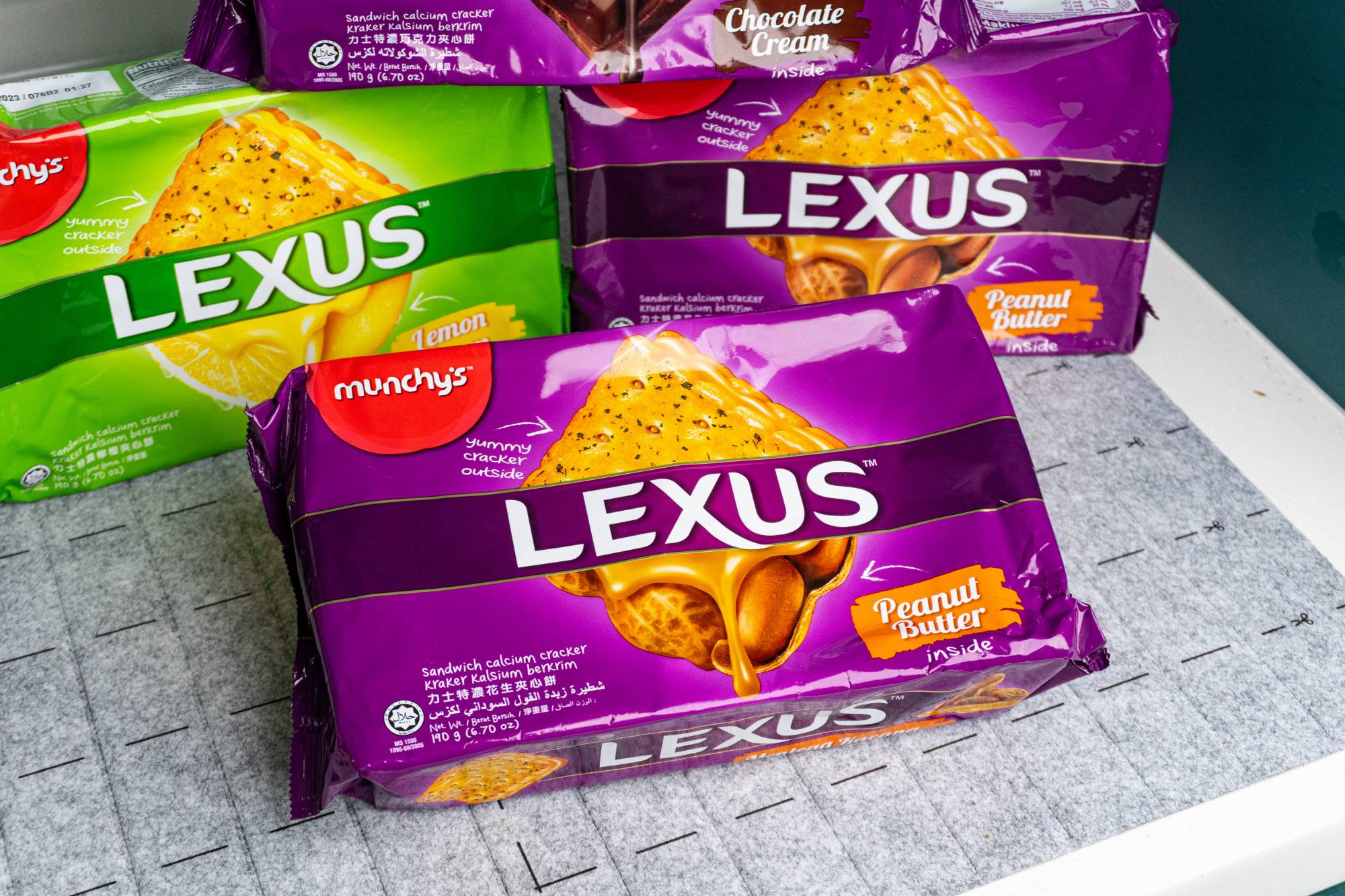 Ofiskita Munchy s Lexus Vanilla Chocolate Cream Salted Chocolate Ofiskita Munchy s Lexus Vanilla Chocolate Cream Salted Chocolate